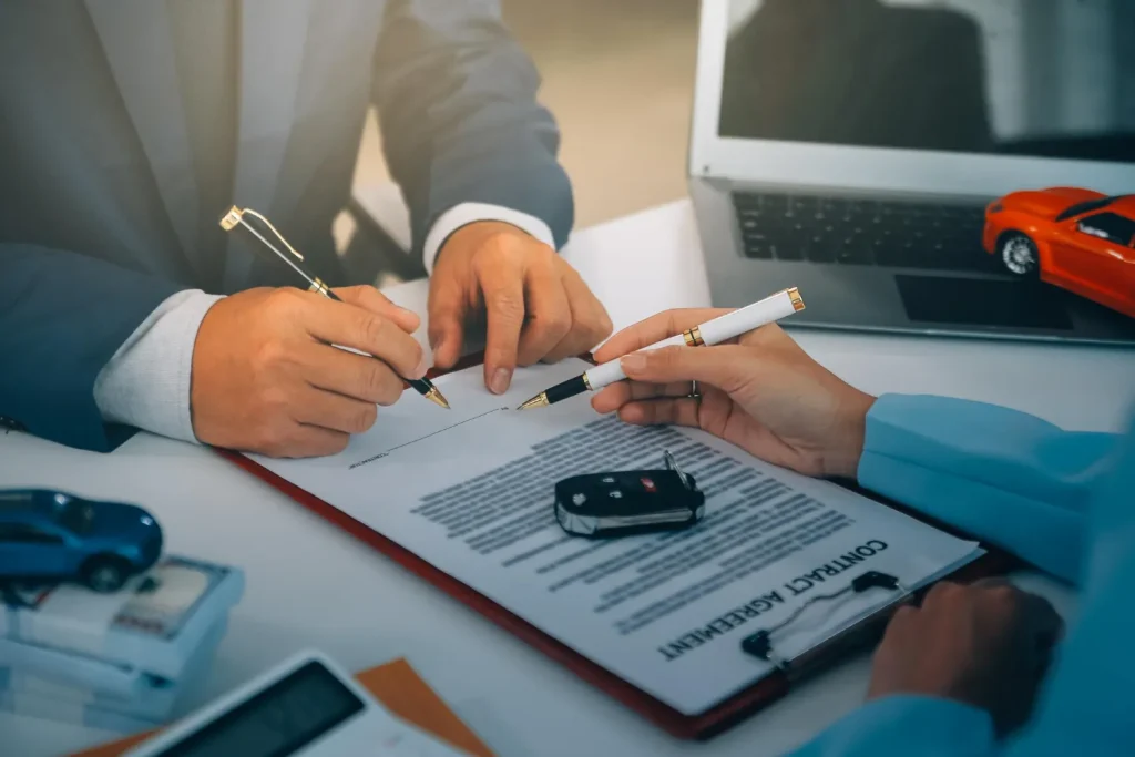 Pessoas assinando contrato de veículo vendido e não transferido como resolver.