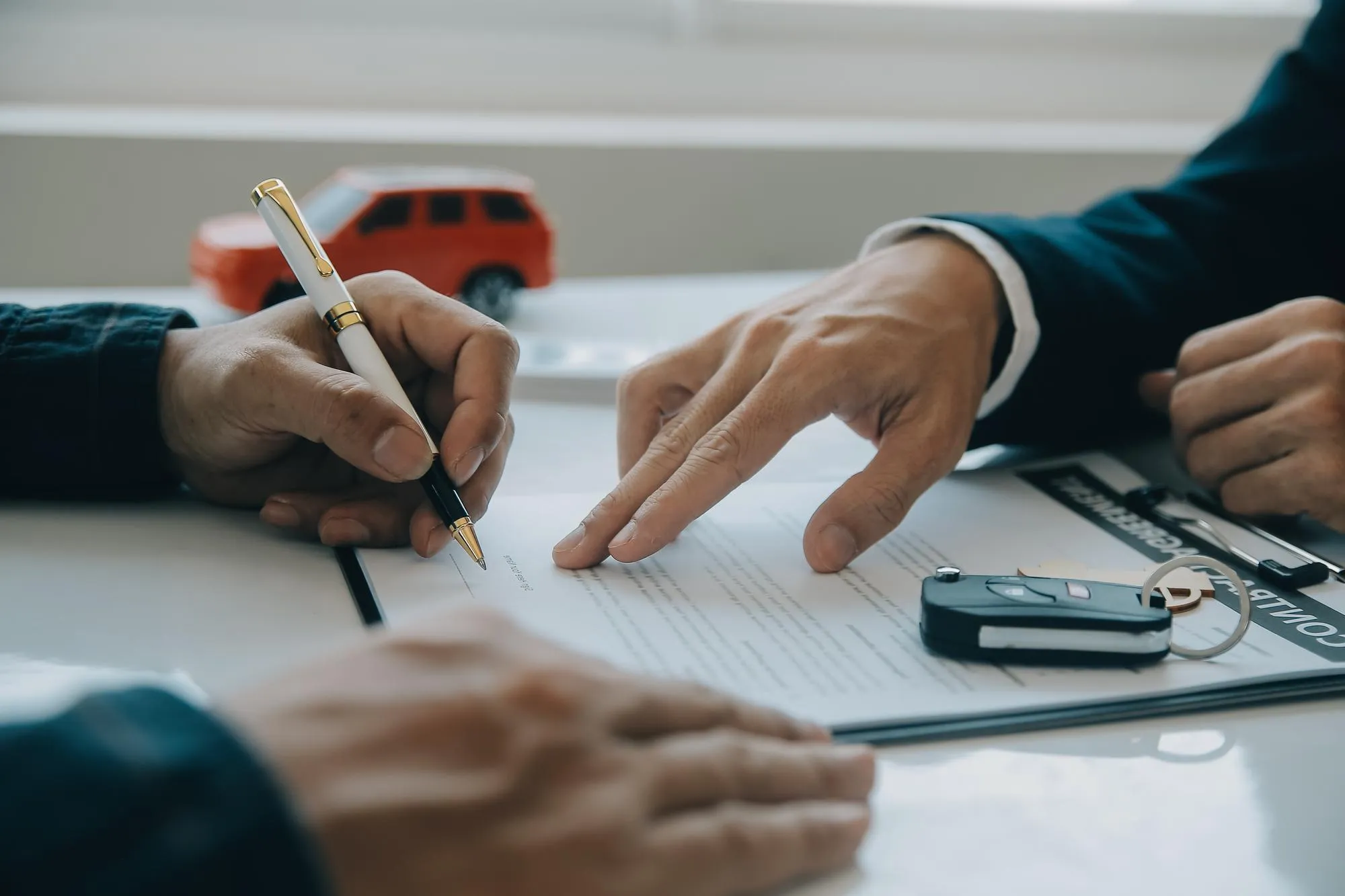 Assinatura de contrato de carro: resolvendo veículo vendido e não transferido.