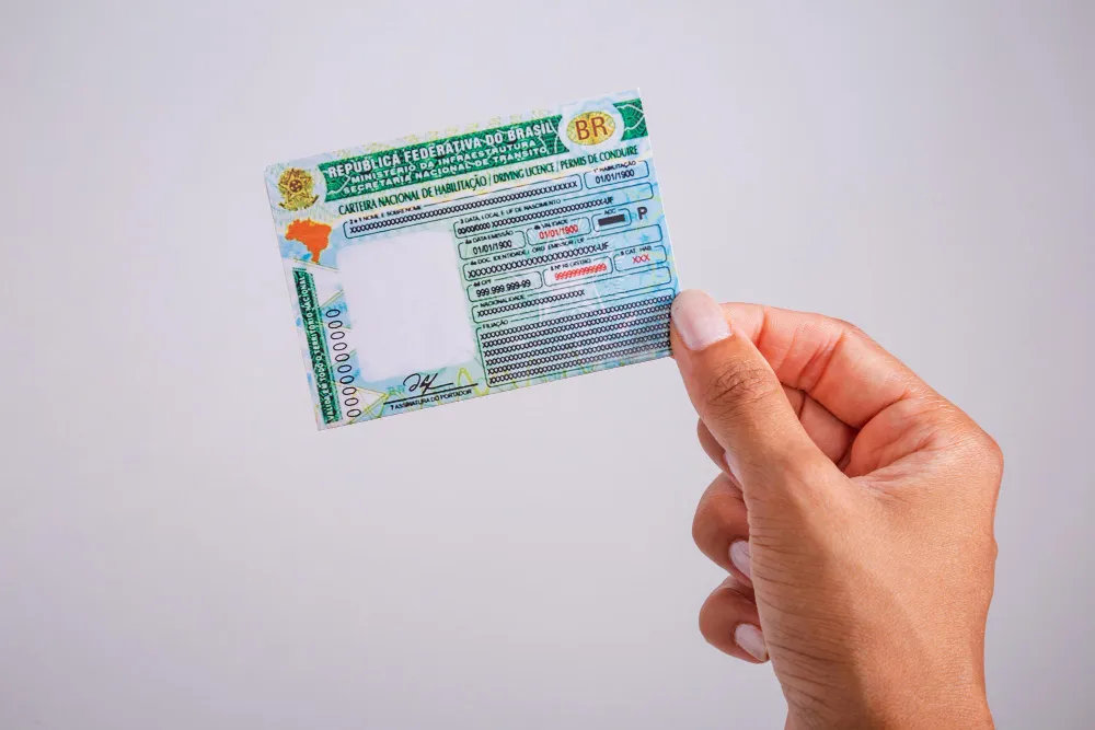 Mão segurando CNH para advogado de trânsito para recurso de cassação de CNH.