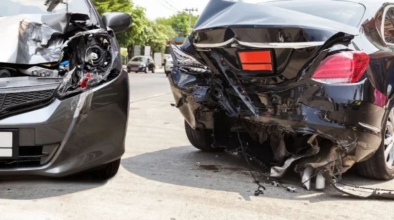 Advogado especialista em acidente de trânsito analisa carros sinistrados após colisão na via.